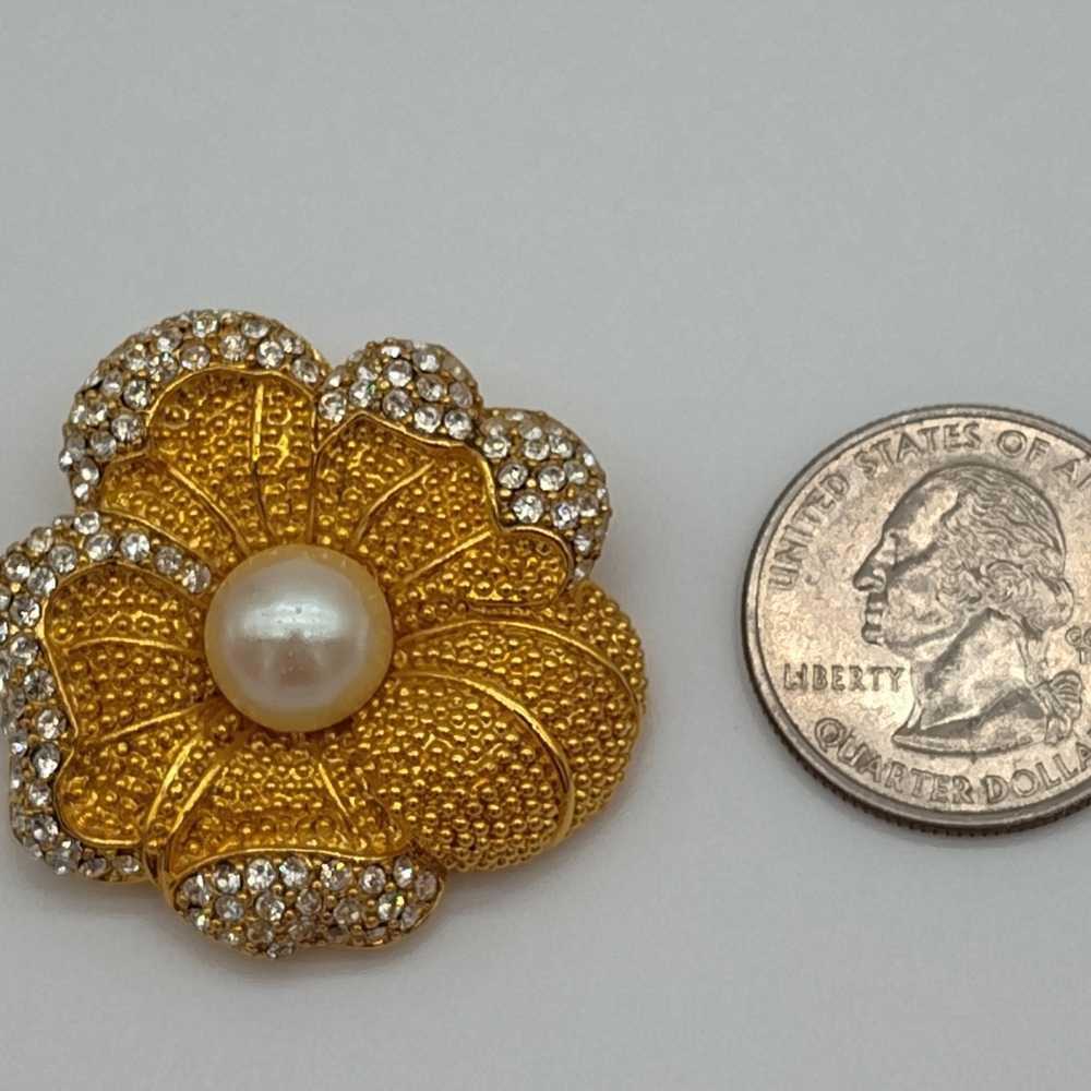 MONET Vintage Gold Tone Floral Brooch Faux Pearl Rhinestone Pin EUC - Picture 2 of 3